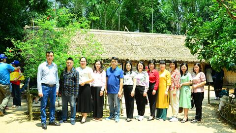 Chi bộ Lưu trữ lịch sử tổ chức sinh hoạt chuyên đề về nguồn tại Làng Sen, quê hương Chủ tịch Hồ Chí Minh, thuộc xã Kim Liên, huyện Nam Đàn, tỉnh Nghệ An