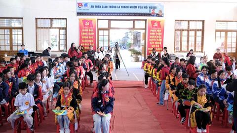 Sở Nội vụ tổ chức tuyên truyền pháp luật về bình đẳng giới, phòng ngừa bạo lực trên cơ sở giới, bảo vệ trẻ em và thi “Rung chuông vàng” tại các xã Lộc Bình, Na Sầm, Văn Quan, Hữu Lũng