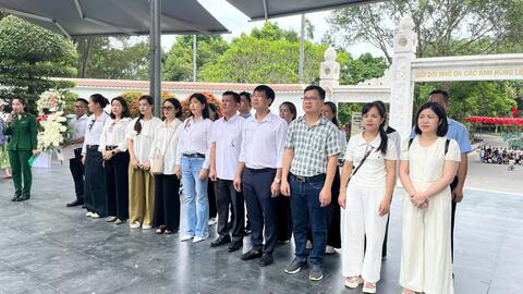 Chi bộ Trung tâm Điều dưỡng Người có công và Chi bộ Văn phòng Sở Nội vụ tổ chức sinh hoạt chuyên đề về nguồn, giáo dục truyền thống tại quê hương Chủ tịch Hồ Chí Minh và khu di tích Ngã ba Đồng Lộc