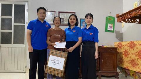 Chi đoàn Sở Nội vụ tỉnh Lạng Sơn tổ chức thăm hỏi, tặng quà thân nhân gia đình Liệt sĩ và tham gia Lễ thắp nến tri ân nhân kỷ niệm 78 năm ngày Thương binh - Liệt sĩ (27/7/1947 - 27/7/2025)